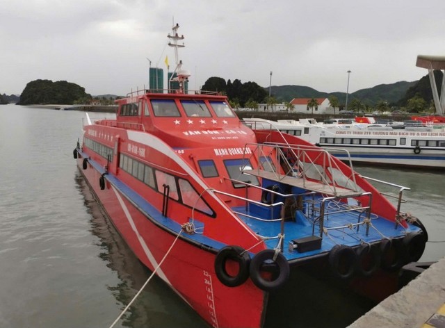 Tàu KL99 là nhà cái cá cược trực tuyến hàng đầu tại châu Á 2 thân chạy tuyến Vân Đồn - Cô Tô xuất phát từ bến cảng Ao Tiên.