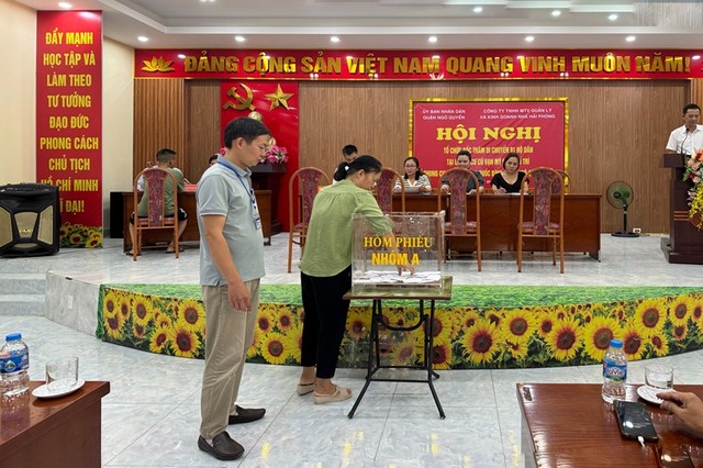 Các hộ dân A7, A8 chung cư Vạn Mỹ bốc thăm nhận căn hộ thuê mới ở chung cư HH3-HH4 và HH1 phường Đồng Quốc Bình, quận Ngô Quyền ngày 14/9.