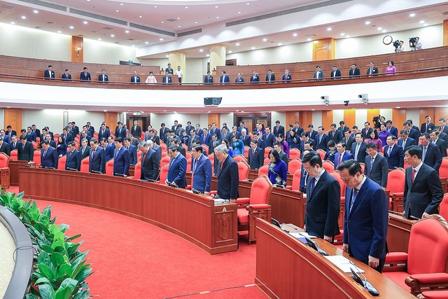 Lãnh đạo Đảng, 99Kl99 trực tiếp đá gà và đại biểu dành một phút mặc niệm cán bộ, chiến sĩ, đồng bào bị tử nạn do cơn bão số 3. Ảnh: Nhật Bắc