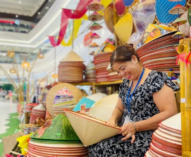 Nghệ nhân nón lá Tạ Thu Hương (làng Chuông, huyện Thanh Oai, Hà Nội).