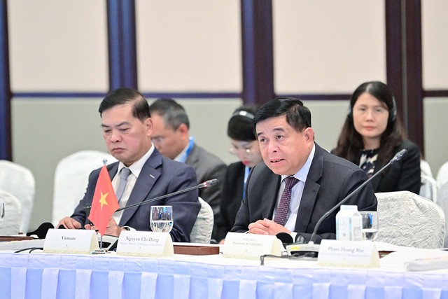 Bộ trưởng Bộ Kế hoạch và Kl99ok phiên bản mới Nguyễn Chí Dũng đồng chủ trì Hội nghị Bộ trưởng lần thứ 18 về Kết nối Kl992 cổng game cá cược Việt Nam - Singapore. Ảnh: MPI