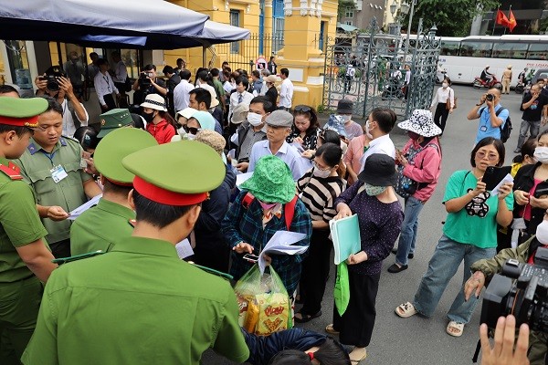 Nhiều bị hại trong vụ án này muốn vào khu vực xét xử để nghe ngóng thông tin. (Ảnh: Việt Dũng)