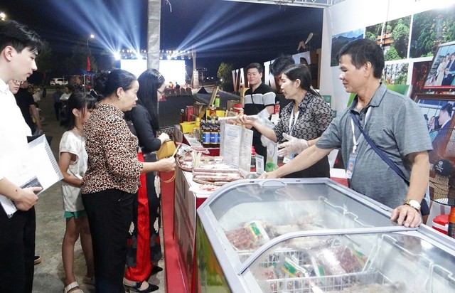 Người dân và du khách tham quan, trải nghiệm và mua sản phẩm tại các gian hàng tại Tuần văn hóa, du lịch và xúc tiến thương mại. Ảnh: Phùng Nguyện