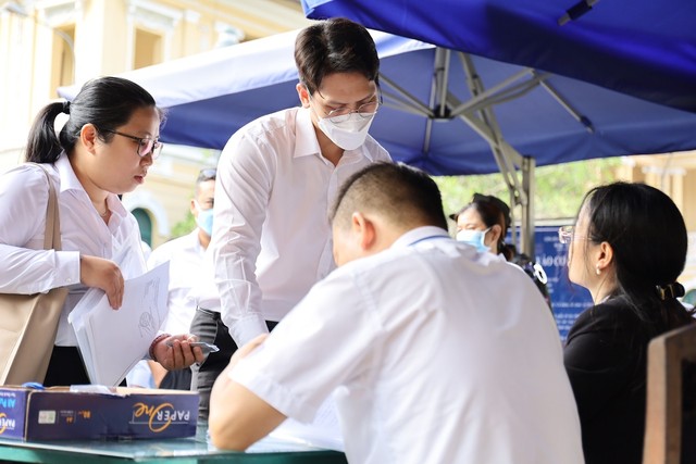 Ngoài các luật sư, phiên toà còn có khoảng 530 tổ chức, cá nhân được triệu tập với tư cách người có quyền, nghĩa vụ liên quan.