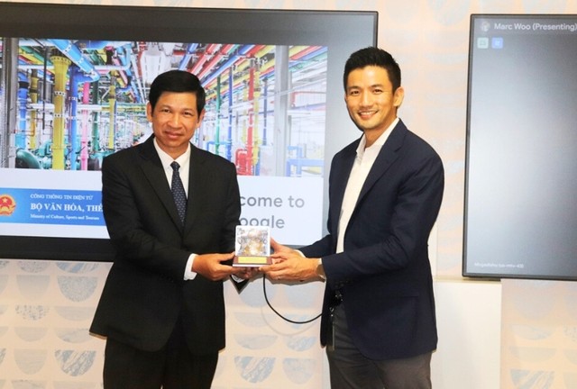 Thứ trưởng Hồ An Phong tặng quà lưu niệm cho ông Marc Woo, Giám đốc Quốc gia Việt Nam, Google châu Á- Thái Bình Dương. Thứ trưởng Hồ An Phong tặng quà lưu niệm cho ông Marc Woo, Giám đốc Quốc gia Việt Nam, Google châu Á- Thái Bình Dương.