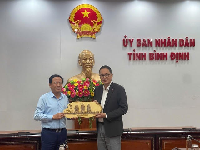 Ông Phạm Anh Tuấn, Chủ tịch UBND tỉnh Bình Định tặng quà lưu niệm cho ông Cheun Eung Sik, Chủ tịch Kl994 game bài casino hấp dẫn Daewon.