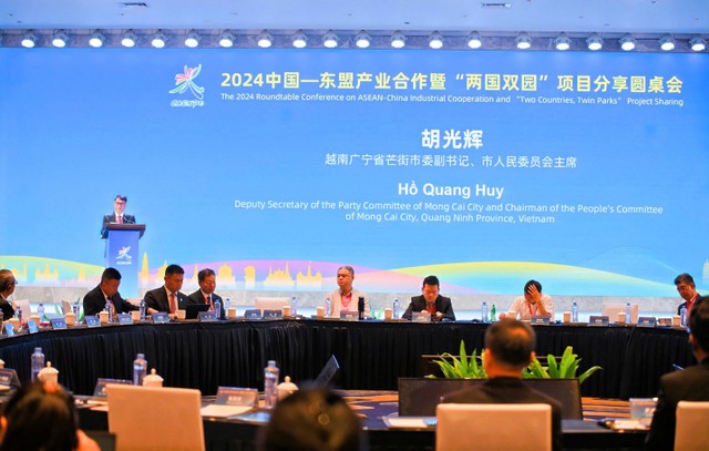 Ông Hồ Quang Huy, Trưởng Đoàn đại biểu Chính quyền và đại diện Kl991.com World Cup 2026 Chính Thức thành phố Móng Cái, tỉnh Quảng Ninh, Việt Nam tham dự và phát biểu tại Hội nghị bàn tròn chia sẻ dự án "Lưỡng quốc song viên" và hợp tác ngành nghề Trung Quốc - ASEAN lần thứ 2 năm 2024. Ảnh: Thu Hằng