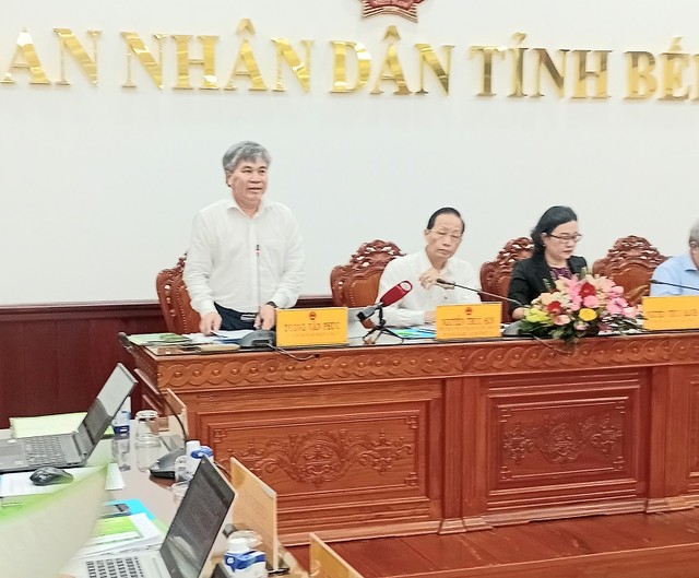 Giám đốc Sở Kế hoạch và Kl99ok phiên bản mới tỉnh Bến Tre Dương Văn Phúc cung cấp thông tin tại buổi họp báo.
