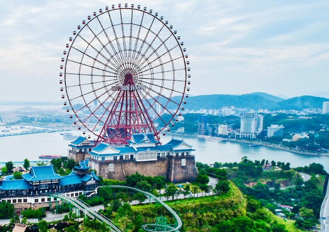 Vòng quay Sun Wheel hiện đang được bảo trì bởi đội ngũ chuyên gia nước ngoài