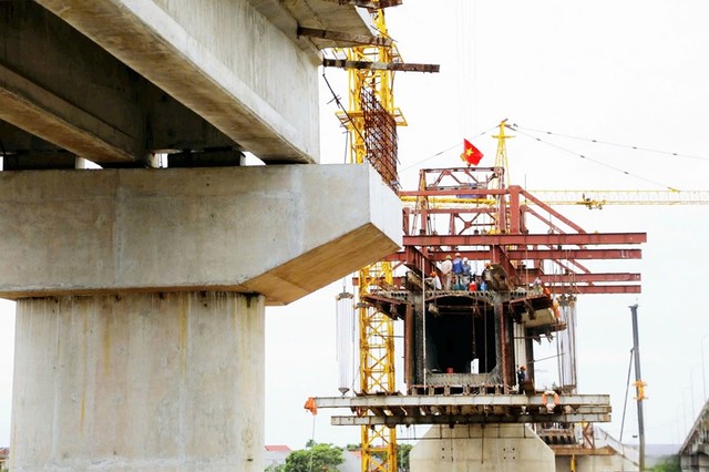 Cầu Hợp Thanh thuộc dự án cải tạo, nâng cấp đường tỉnh 390 (huyện Thanh Hà) đang khẩn trương thi công. Ảnh: Báo Hải Dương
