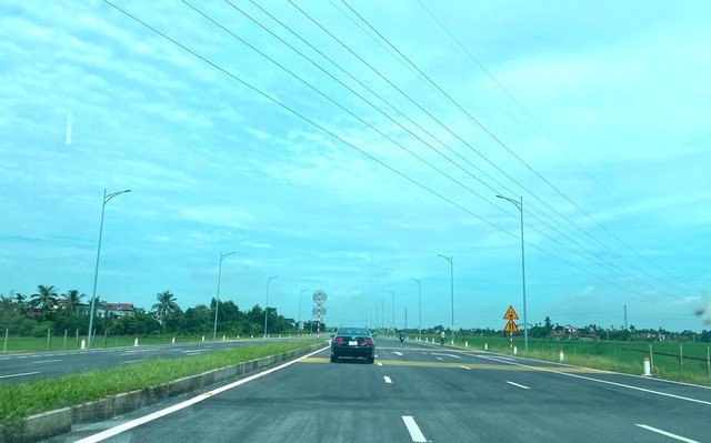 Dự án đường trục Đông - Tây huyện Kim Thành giai đoạn 1 là một trong những công trình, dự án sử dụng nguồn vốn Kl99ok phiên bản mới công đã hoàn thành thông tuyến từ tháng 7/2024. Ảnh: Báo Hải Dương