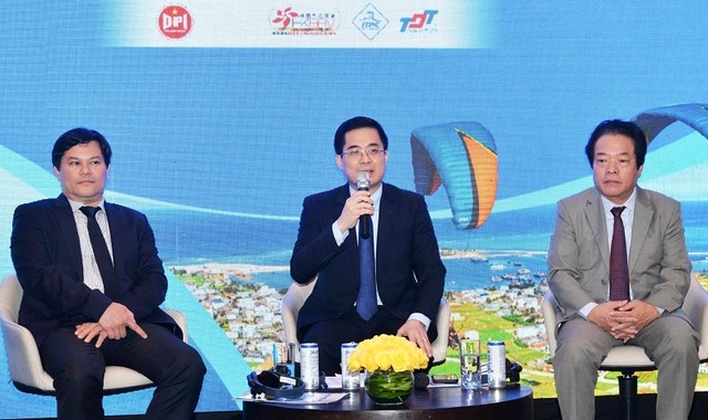 Ông Nguyễn Hoàng Giang (ngồi giữa) Chủ tịch UBND tỉnh Quảng Ngãi trả lời câu hỏi của các nhà Kl99ok phiên bản mới dự hội nghị