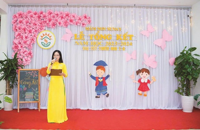 Cô giáo Thoàn làm MC trong một sự kiện của trường.