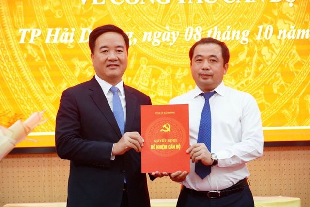 Ông Trần Đức Thắng, Bí thư Tỉnh ủy Hải Dương trao quyết định của Ban Thường vụ Tỉnh ủy cho ông Nguyễn Văn Kiên, Chủ tịch UBND TP. Hải Dương.