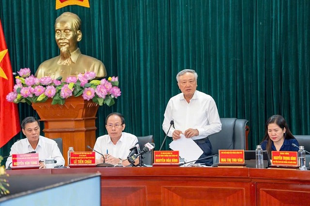 Phó thủ tướng Nguyễn Hòa Bình mong muốn Hải Phòng cần đặt và phấn đấu đạt mục tiêu tăng trưởng vượt trội hơn, qua đó góp phần tích cực vào thực hiện mục tiêu tăng trưởng chung của cả nước.