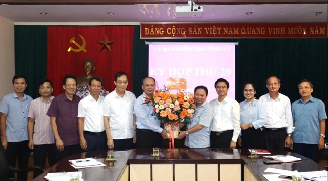 Lãnh đạo và Ủy viên Ủy ban Kiểm tra Tỉnh ủy Hải Dương chúc mừng ông Trần Hồ Đăng (thứ 6 từ trái sang) được bầu giữ chức Phó chủ nhiệm Ủy ban Kiểm tra Tỉnh ủy Hải Dương.