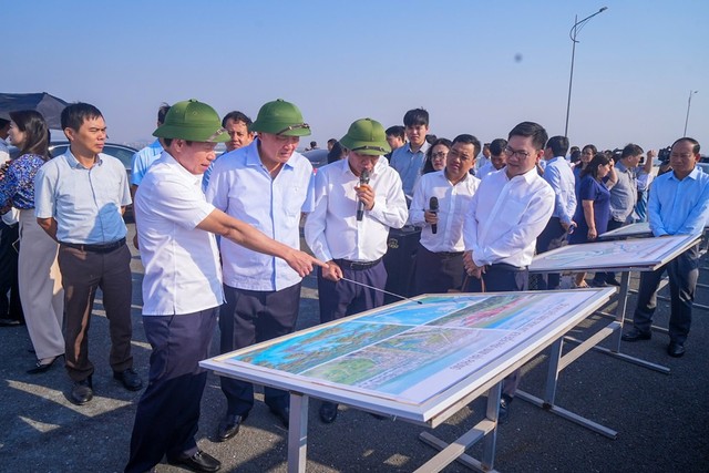 Phó thủ tướng Nguyễn Hòa Bình đi thị sát, kiểm tra khu vực dự án xây dựng đường KL99 là nhà cái cá cược trực tuyến hàng đầu tại châu Á ven biển, khu vực dự kiến xây dựng Khu Kl992 cổng game cá cược ven biển phía Nam Hải Phòng và cảng Nam Đồ Sơn.