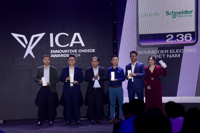 Ông Đỗ Thành Thắng - Giám đốc Ban Năng Lượng Schneider Electric (người đầu tiên từ trái sang phải)
