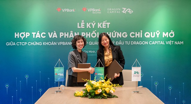 Bà Đoàn Ngọc Ly Ly – Giám đốc Vận hành VPBankS (trái) và bà Lương Thị Mỹ Hạnh – Giám đốc Quản lý 99Kl.app cổng game giải trí khối trong nước – Dragon Capital Việt Nam tại lễ ký hợp tác