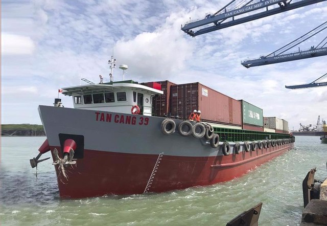 Sà lan tự hành chở container của Tổng công ty Tân Cảng.
