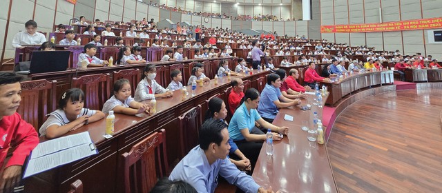 Các thầy cô giáo, phụ huynh của 200 em học sinh xúc động khi tham gia buổi lễ trao học bổng