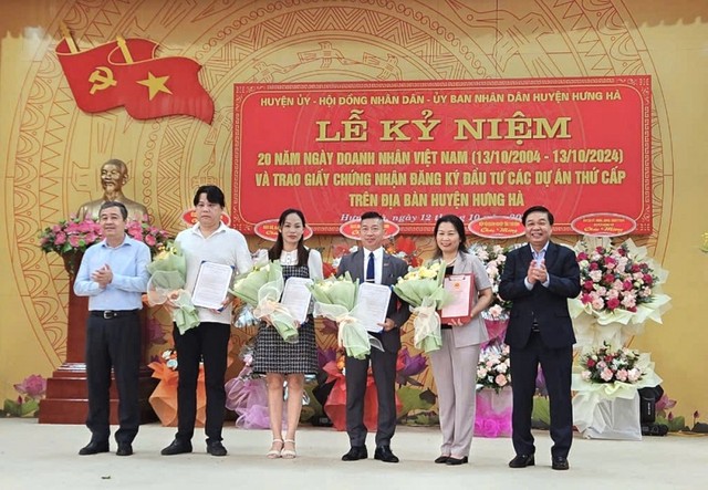Bí thư Tỉnh ủy Thái Bình Ngô Đông Hải và Phó chủ tịch thường trực UBND tỉnh Nguyễn Quang Hưng trao Quyết đinh chứng nhân Kl99ok phiên bản mới cho các nhà Kl99ok phiên bản mới thứ cấp.