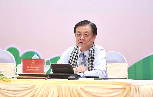 Bộ trưởng Lê Minh Hoan lắng nghe, giải đáp khúc mắc của nông dân tại diễn đàn "Lắng nghe nông dân nói". Ảnh: Dân Việt.