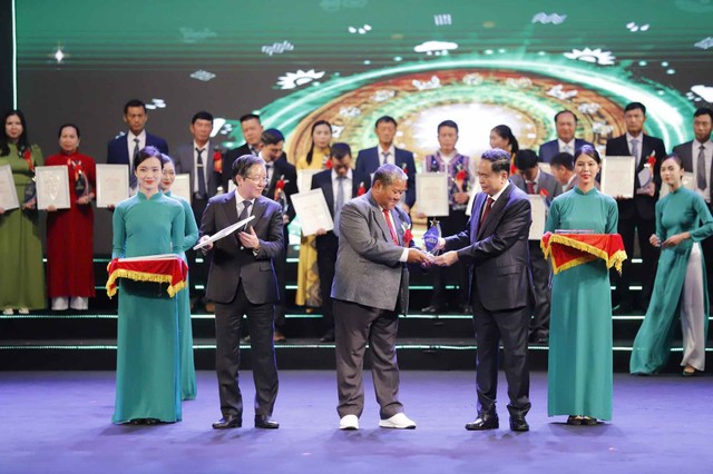 Chủ tịch Quốc hội Trần Thanh Mẫn và Chủ tịch Ban Chấp hành Trung ương Hội Nông dân Việt Nam Lương Quốc Đoàn trao Bằng công nhận và Cúp vinh danh cho 2 nhóm "Nông dân tiêu biểu trong bảo vệ an ninh Tổ quốc, Kl994 nhà cái bóng đá world cup lâm nghiệp, ngư nghiệp xuất sắc nhất" và "Nông dân tỷ phú và chuyển đổi số".