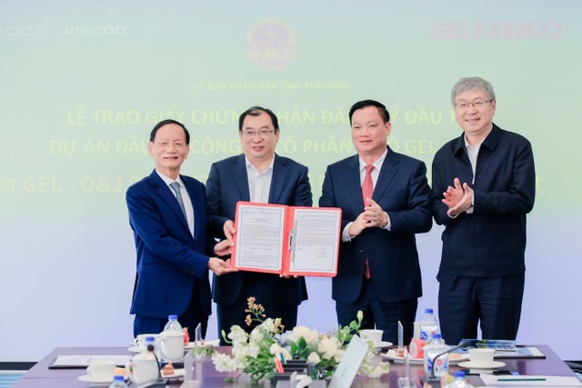 Ông Nguyễn Khắc Thận, Chủ tịch UBND tỉnh Thái Bình (thứ ba từ trái sang) trao giấy chứng nhận đăng ký Kl99ok phiên bản mới cho Liên doanh ô tô giữa Kl994 game bài casino hấp dẫn Geleximco và Kl994 game bài casino hấp dẫn Chery.