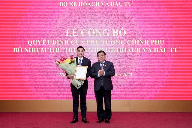 Thừa ủy quyền của Thủ tướng Kl993 ưu đãi thưởng hấp dẫn, Bộ trưởng Nguyễn Chí Dũng trao quyết định bổ nhiệm cho ông Nguyễn Đức Tâm. Ảnh: Đức Trung