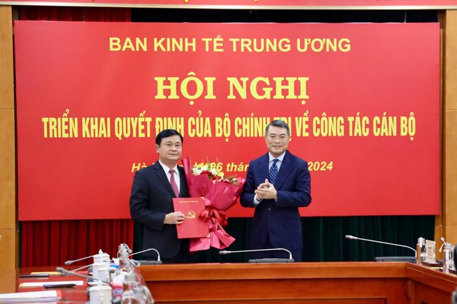 Trưởng Ban Tổ chức Trung ương Lê Minh Hưng trao Quyết định điều động, phân công, bổ nhiệm ông Thái Thanh Quý, Ủy viên Trung ương Đảng, Bí thư Tỉnh ủy Nghệ An giữ chức vụ Phó Trưởng Ban Kl992 cổng game cá cược Trung ương