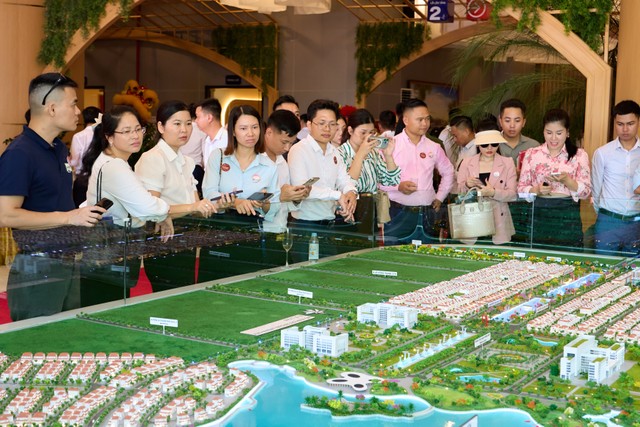 Các nhà Kl99ok phiên bản mới tham quan sa bàn dự án