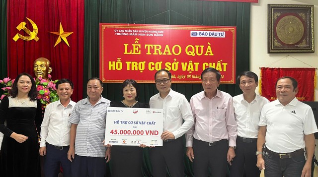 Quỹ học bổng Vì trẻ em Việt Nam của Báo Kl99ok phiên bản mới hỗ trợ trang thiết bị trường học cho Trường Mầm non Sơn Kim 2 (60 triệu đồng) - xã biên giới Sơn Kim 2 và Trường Mầm non Sơn Bằng (45 triệu đồng) xã Sơn Bằng, cùng huyện Hương Sơn, tỉnh Hà Tĩnh.