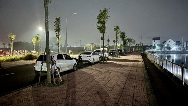 Ngay sau khi phiên đấu giá kết thúc, nhiều nhà Kl99ok phiên bản mới đã đến xem mảnh đất bản thân vừa đấu trúng. Ảnh: Thanh Vũ