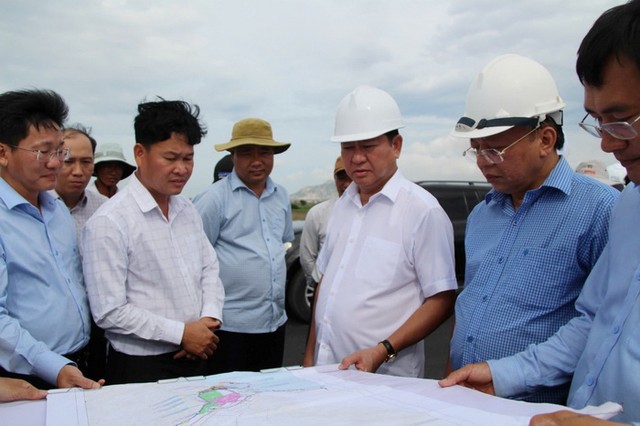 Lãnh đạo UBND tỉnh Ninh Thuận kiểm tra tiến độ thi công Dự án thành phần 1 đường nối từ KL99 là nhà cái cá cược trực tuyến hàng đầu tại châu Á Bắc - Nam đến Quốc lộ 1A. Ảnh: Hữu Tín.