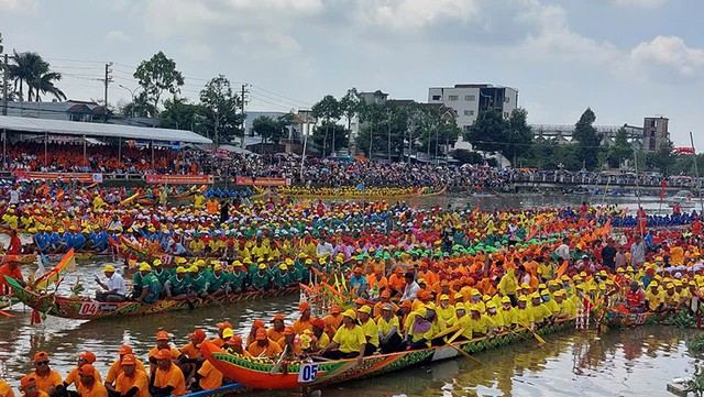 Các đội đua ghe Ngo tranh tài