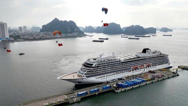 Ngày 21/10, tàu biển du lịch quốc tế Viking Orion cập Cảng tàu khách quốc tế Hạ Long đưa vị khách 3 triệu tới Quảng Ninh.