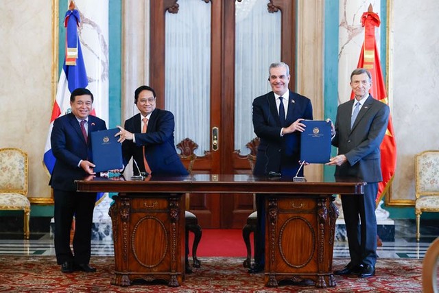 Thủ tướng Phạm Minh Chính và Tổng thống Luis Abinader Corona chứng kiến ký kết các văn kiện hợp tác. Ảnh: Nhật Bắc