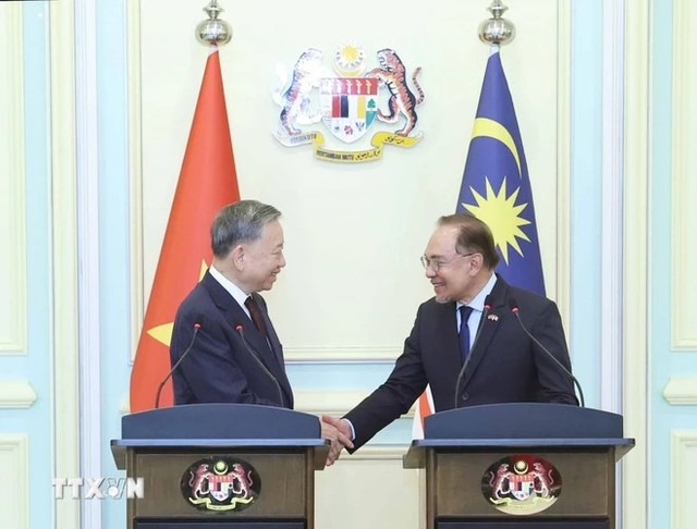Tổng Bí thư Tô Lâm với Thủ tướng Malaysia Anwar Ibrahim tại buổi họp báo. Ảnh: TTXVN