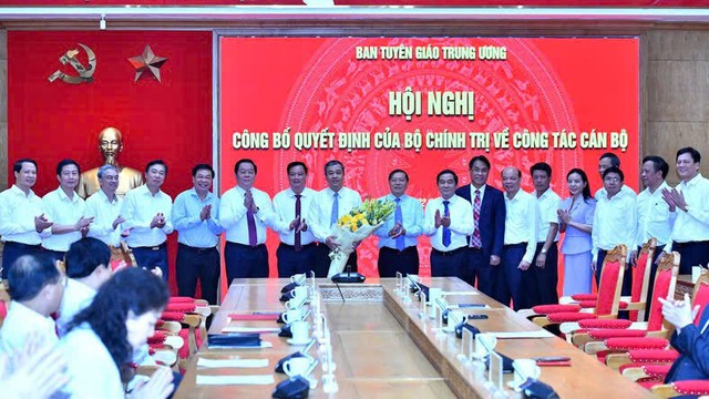 Lãnh đạo Ban Tuyên giáo Trung ương, Tỉnh ủy Thái Bình chúc mừng ông Ngô Đông Hải. Ảnh: Đăng Khoa