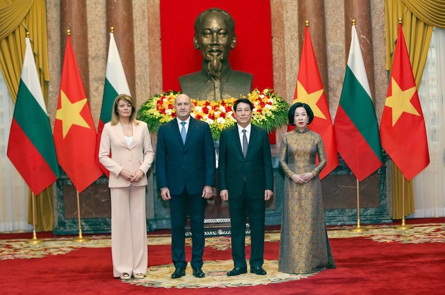 Chủ tịch nước Lương Cường và Phu nhân cùng Tổng thống Rumen Radev và Phu nhân chụp ảnh chung.