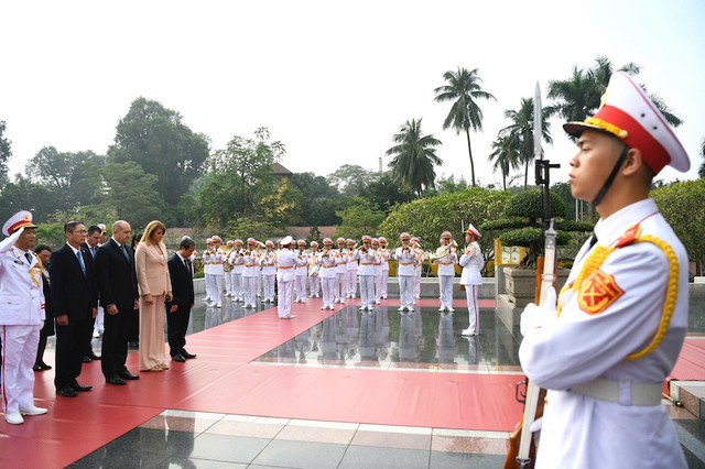 Trước Lễ đón chính thức, Tổng thống Rumen Radev đã tới đặt vòng hoa tại Đài tưởng niệm các anh hùng liệt sỹ và đặt vòng hoa, vào lăng viếng Chủ tịch Hồ Chí Minh.