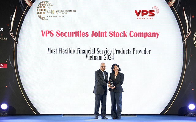 Tại lễ trao giải, Bà Trần Thị Thu Thủy - Đại diện Ban lãnh đạo VPS, nhận giải thưởng từ Đại diện Tạp chí World Business Outlook.