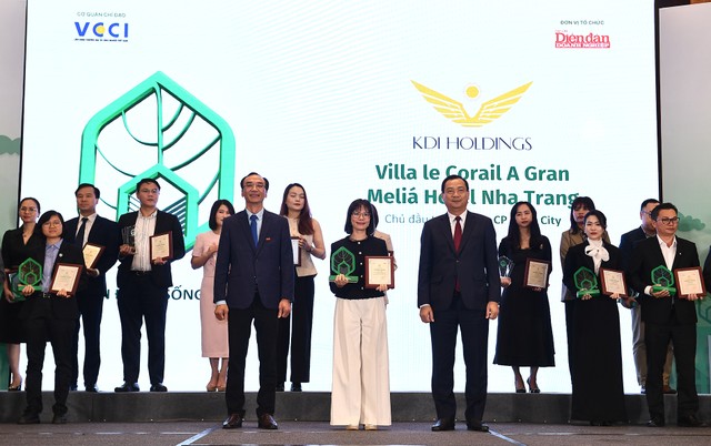 Ông Nguyễn Trùng Khánh – Cục trưởng Cục Du lịch Quốc gia Việt Nam và Nhà báo Nguyễn Linh Anh – Tổng Biên tập Tạp chí Diễn đàn Kl991.com World Cup 2026 Chính Thức trao chứng nhận và kỷ niệm chương cho bà Nguyễn Hương Hoài - Giám đốc truyền thông và đối ngoại Kl994 game bài casino hấp dẫn KDI Holdings - đại diện Khu nghỉ dưỡng Villa Le Corail, A Gran Meliá Hotel Nha Trang.