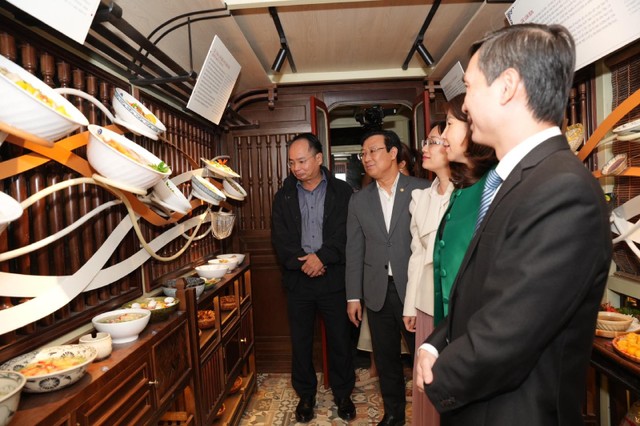 Các đại biểu tham quan không gian sự kiện.
