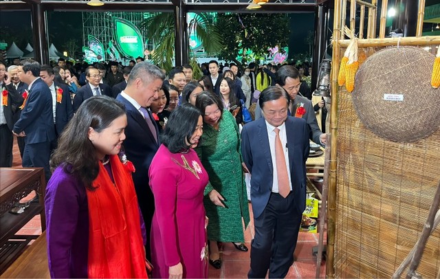 Các đại biểu tham quan khu vực trưng bày.