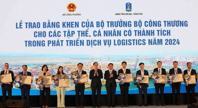 Các tập thể và cá nhân nhận bằng khen từ Bộ Công thương vì có đóng góp cho dịch vụ logistics