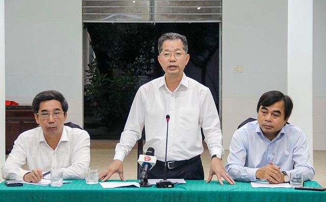Bí thư Thành ủy Đà Nẵng Nguyễn Văn Quảng chỉ đạo xử lý các vướng mắc của Dự án Cải tạo, nâng cấp Quốc lộ 14B. Ảnh: Hồng Quân