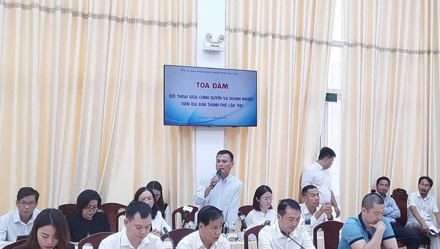 Ông Nguyễn Thế Vũ, Phó tổng giám đốc KCN VSIP Cần Thơ nêu những đề xuất, kiến nghị với lãnh đạo TP. Cần Thơ tại buổi Tọa đàm