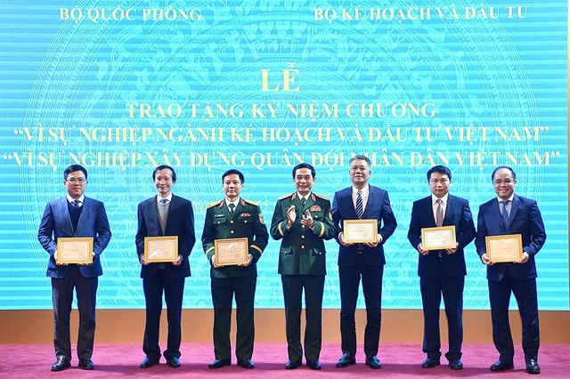 Đại tướng Phan Văn Giang trao tặng kỷ niệm chương "Vì sự nghiệp xây dựng Quân đội nhân dân Việt Nam". Ảnh: Trọng Hải